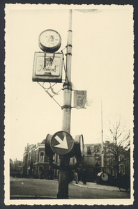 606072 Afbeelding van de klok bij de rotonde voor de Noorderbrug te Utrecht.